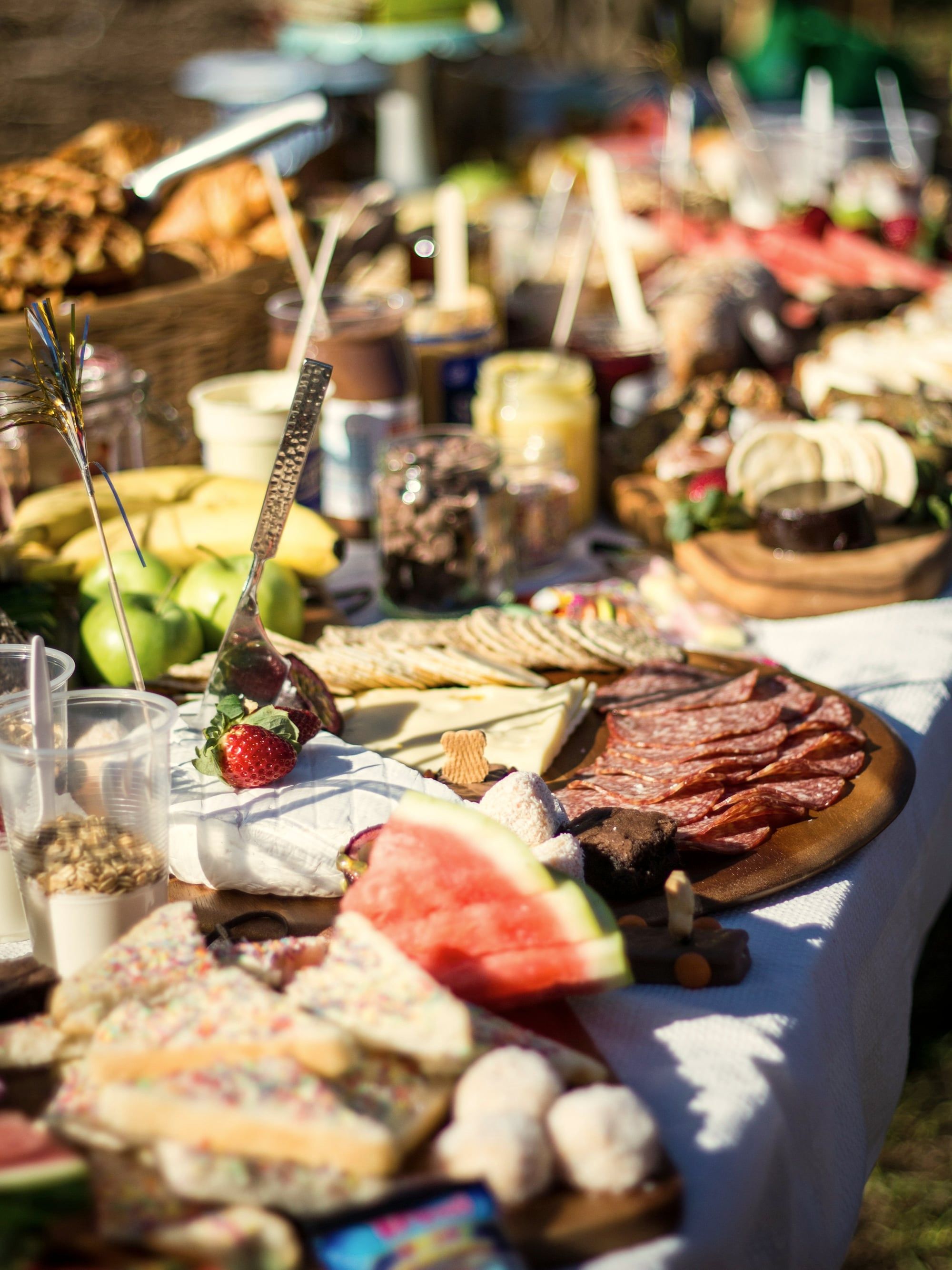 Buffettisch mit Wurst, Käse, Obst und Gebäck